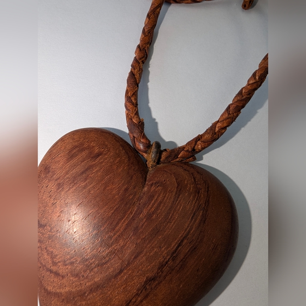 VTG LARGE WOOD HEART W/LEATHER NECKLACE - Picture 8 of 8